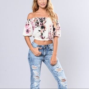 Off the shoulder floral crop top🌸